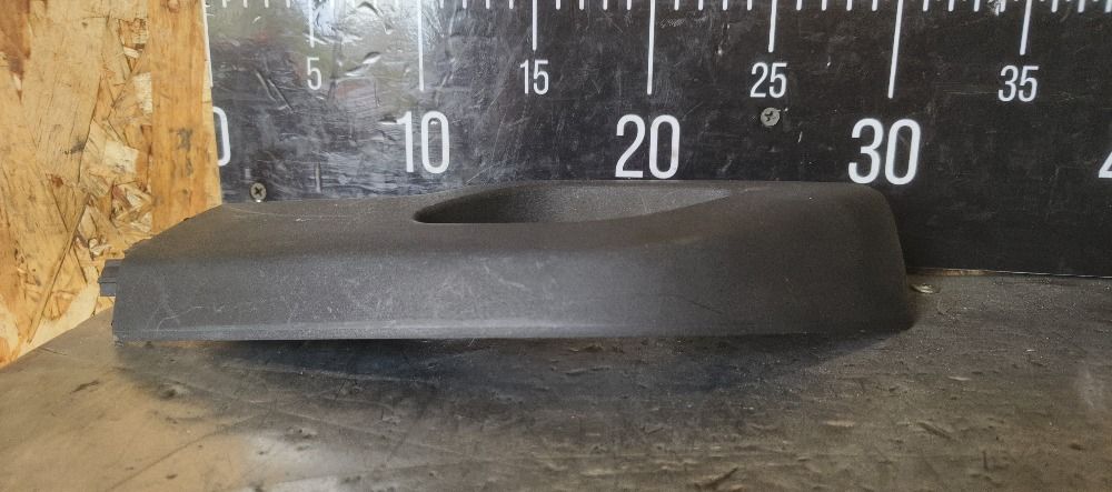 Накладка крепл. рейлинга задняя правая, 3300 рублей, Рязань